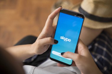 Izmir, Türkiye - 27 Haziran 2017: kısmi görünümünü dijital smartphone kullanan kadın