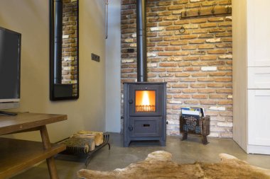 Otelin şömineli modern loft oturma odası