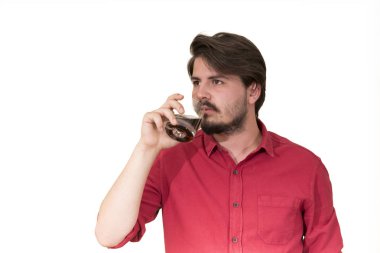 Beyaz arka plan üzerinde izole viski bardak kırmızı tişörtlü adam