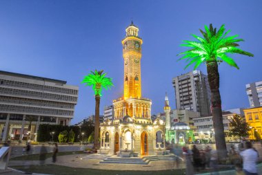 Türkiye, Izmir - 13 Şubat 2019: Güzel gece görünümü, saat kulesi ile hareket insanlar bulanık 