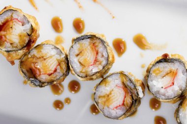 lezzetli suşi üstten görünüm beyaz plaka üzerinde