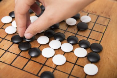 İki oyuncu için soyut strateji tahtası oyunu