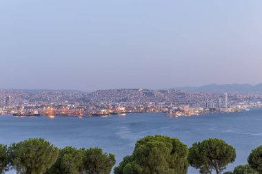 Izmir, Türkiye - 15 Ağustos 2017: Güzel gece manzara kıyı görünümünü Izmir, Türkiye