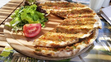 Ahşap tahta üzerinde hizmet pizza görünümünü kapat