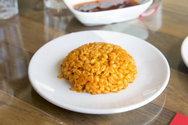 tabakta lezzetli ev yapımı yemek görünümünü kapat