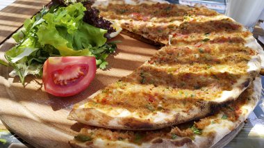 Ahşap tahta üzerinde hizmet pizza görünümünü kapat