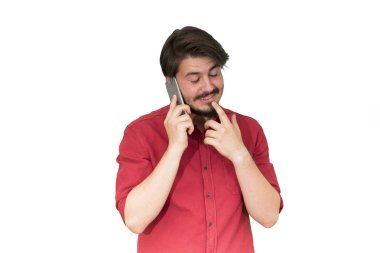 Beyaz arka plan üzerinde izole smartphone cep telefonu ile konuşan genç sakallı adam