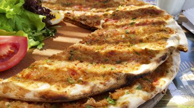 Ahşap tahta üzerinde hizmet pizza görünümünü kapat