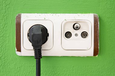 yeşil duvar zemin üzerinde boş fiş ile birden fazla yuva görünümü kadar kapatın