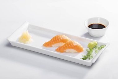 taze yapılmış sashimi bakış beyaz plaka üzerinde kapatın