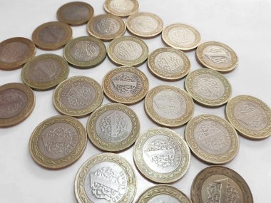 Türk Lirası paraları bakış beyaz arka plan üzerinde kapatın
