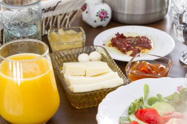 çeşitli yemekler görünümünü ve sürahi suyu masada kapatın