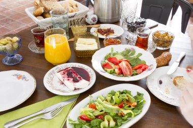 kadının kısmi görünümü ve tablo üzerinde çeşitli yemekleri servis