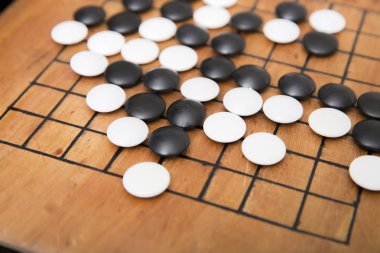 İki oyuncu için soyut strateji tahtası oyunu