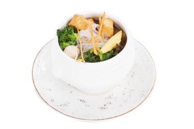 Beyaz arka plan üzerinde izole geleneksel Asya yemeği görünümünü kapat