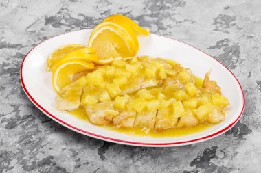 plaka üzerinde limon ile lezzetli et görünümü kadar kapatın