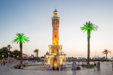 Türkiye, Izmir - 13 Şubat 2019: Güzel gece görünümü, saat kulesi ile hareket insanlar bulanık 