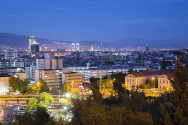 Izmir, Türkiye - 15 Ağustos 2017: Güzel gece görünümü Izmir şehir, Türkiye