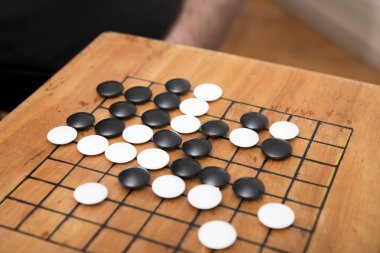 İki oyuncu için soyut strateji tahtası oyunu