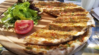 Ahşap tahta üzerinde hizmet pizza görünümünü kapat