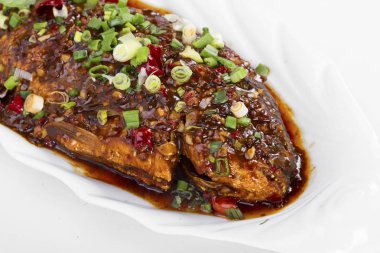 pişmiş balık yemek bakış beyaz zemin üzerinde plaka üzerinde kapatın