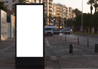 boş billboard görünümü arka plan şehir manzaralı kadar kapatın