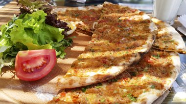 Ahşap tahta üzerinde hizmet pizza görünümünü kapat