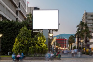 Şehir Merkezi boş beyaz Billboard ve bulanık insanlar