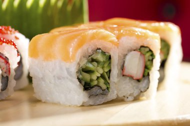 ahşap masa üstü suşi görünümü kapatın