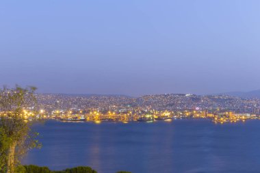 Izmir, Türkiye - 15 Ağustos 2017: Güzel gece manzara kıyı görünümünü Izmir, Türkiye