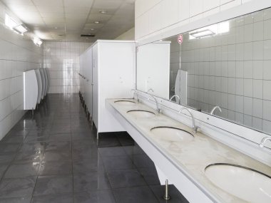 boş umumi tuvalet iç görünüm