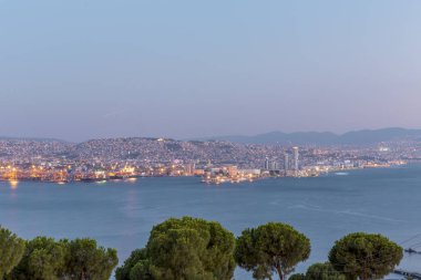 Izmir, Türkiye - 15 Ağustos 2017: Güzel gece manzara kıyı görünümünü Izmir, Türkiye