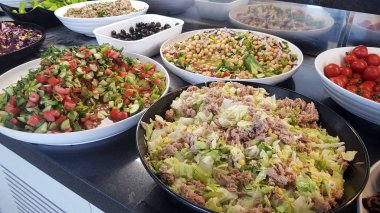 çeşitli yemekleri ile hizmet tablo görünümünü kapat