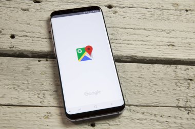 Izmir, Türkiye - 27 Haziran 2017: ahşap arka plan üzerinde akıllı telefon görünümü kadar yakın