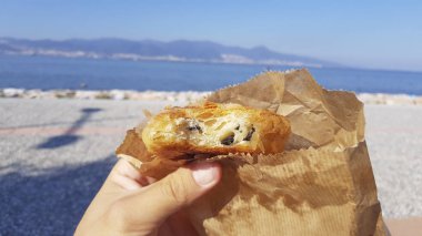 adam pasta kağıt torba tutarak atış kırpılmış