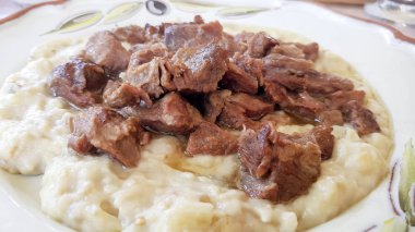 tabakta Kızarmış etli lezzetli patates püresi