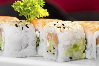 Suşi tabakta düzenlenmiş görünümünü kapat