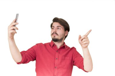 Beyaz arka plan üzerinde izole smartphone kullanarak kırmızı tişörtlü adam portresi