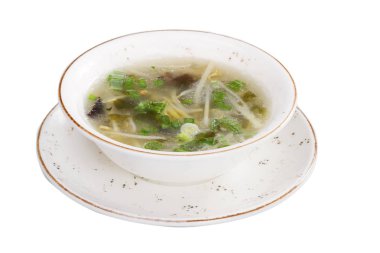 Beyaz arka plan üzerinde izole geleneksel Asya çorbası görünümünü kapat