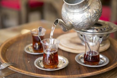 sıcak çay ile metal çaydanlık bakış ahşap masa üzerinde kapatın