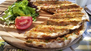 Ahşap tahta üzerinde hizmet pizza görünümünü kapat
