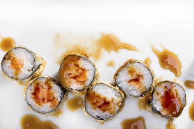 lezzetli suşi üstten görünüm beyaz plaka üzerinde