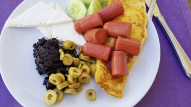 sahanda yumurta ve kesme sosis pişmiş yemek