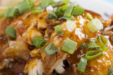 lezzetli pişmiş yemek görünümü mavi zemin üzerine kadar kapatın