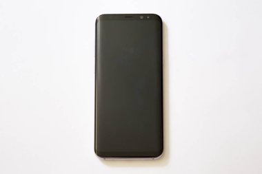 Izmir, Türkiye - 27 Haziran 2017: beyaz arka plan üzerinde akıllı telefon görünümü kadar yakın