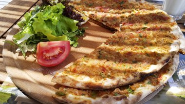 Ahşap tahta üzerinde hizmet pizza görünümünü kapat