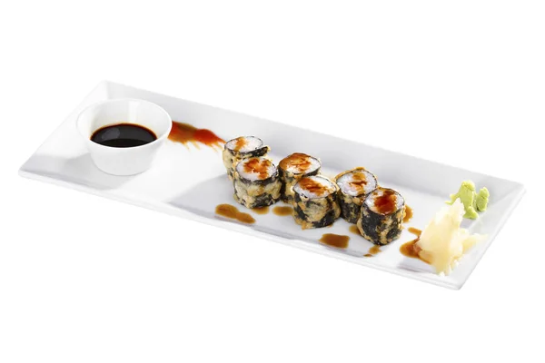 Zblízka Pohled Různé Sushi Sojová Omáčka Desce Izolovaných Bílém Pozadí — Stock fotografie