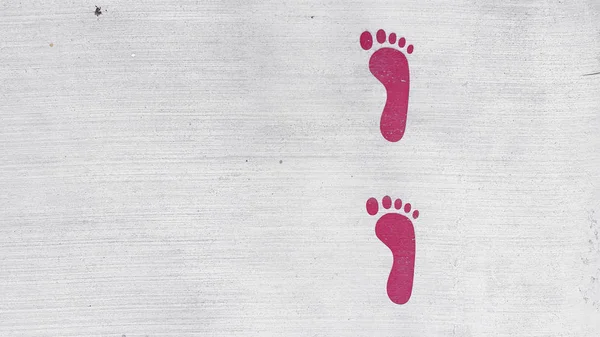 Nahaufnahme Von Rosa Fußabdrücken Auf Betongrund — Stockfoto