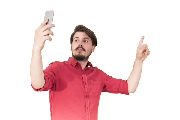 Retrato Homem Camisa Vermelha Usando Smartphone Isolado Fundo Branco — Fotografia de Stock