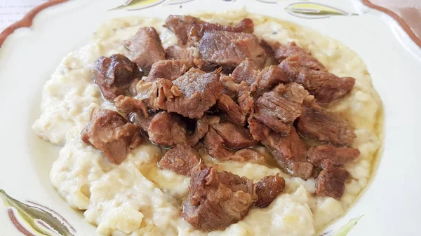 Leckere Kartoffelpüree Mit Gebratenem Fleisch Auf Teller Serviert — Stockfoto